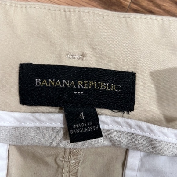 Banana Republic Tan Shorts.  Size 4 - Picture 5 of 10